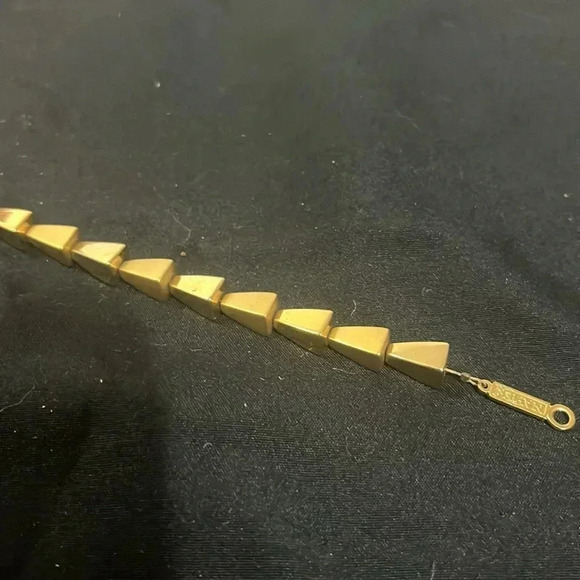 Gold tone Napier bracelet - Picture 2 of 2